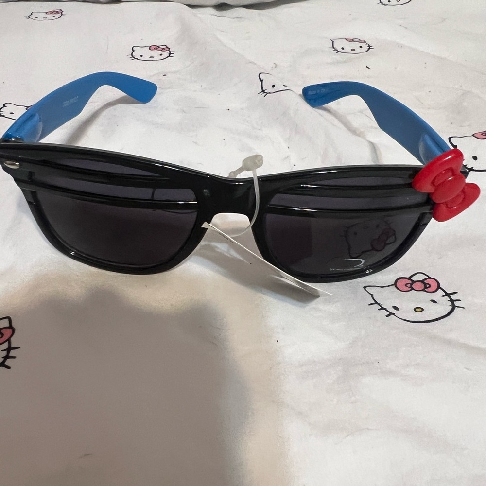 🎀 hello kitty sunglasses